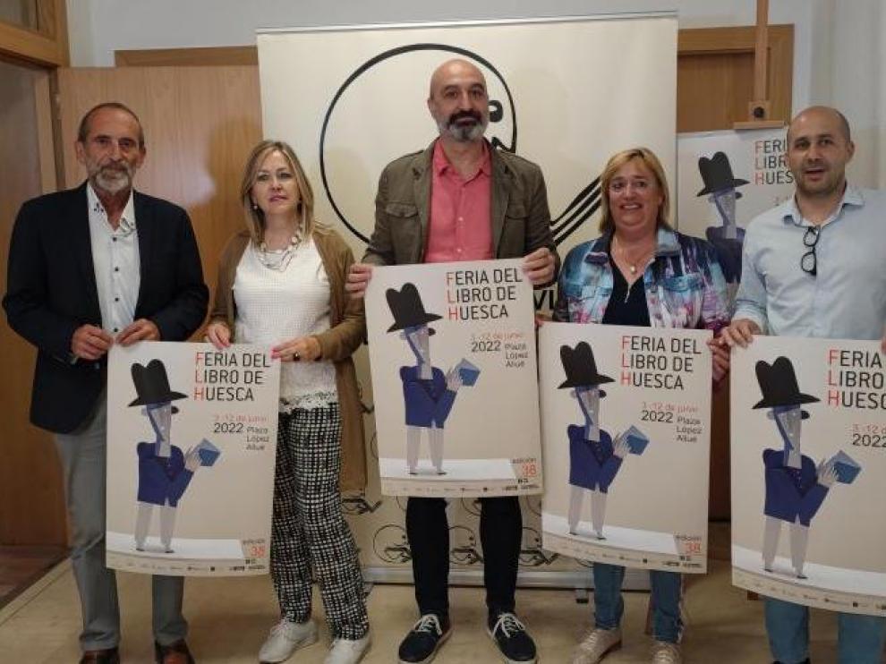 Foto de familia de la presentación de la Feria del Libro de Huesca.
