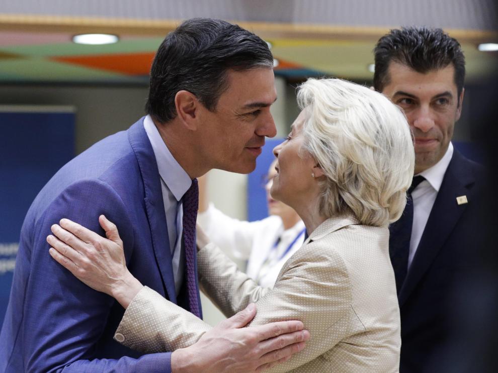 El presidente español, Pedro Sánchez, abraza a la presidenta de la Comisión Europea, Ursula von der Leyen.