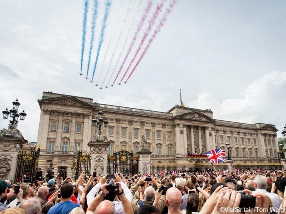 Inglaterra celebra el Jubileo Platino de la Reina Isabel II con desfiles, exposiciones y fiestas multitudinarias.