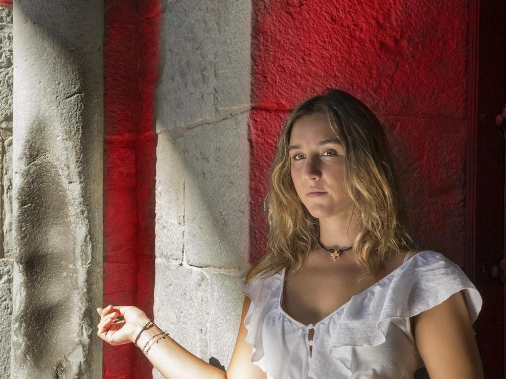 Obra de Ouka Leele en Alma de Peregrino. "Chica joven sobre fondo rojo".