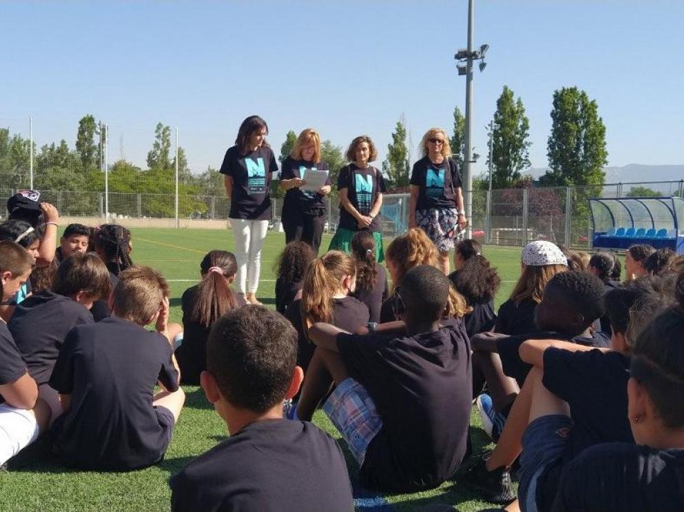 La vicerrectora Marta Liesa ha leído un manifiesto ante los estudiantes.