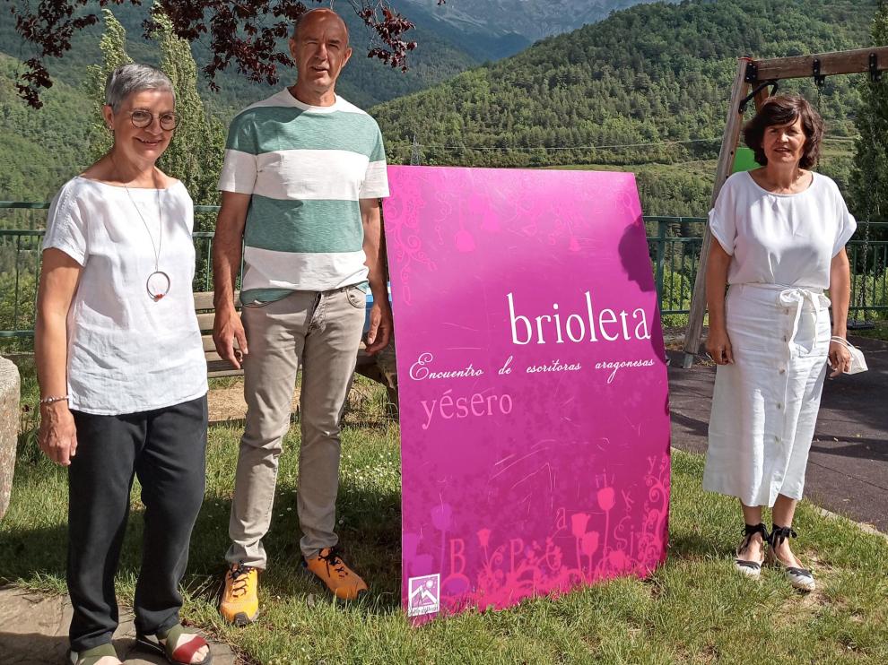María Jesús Acín, directora de Brioleta, Javier Campo, alcalde de Yésero y Lourdes Arruebo, presidenta del Alto Gállego.
