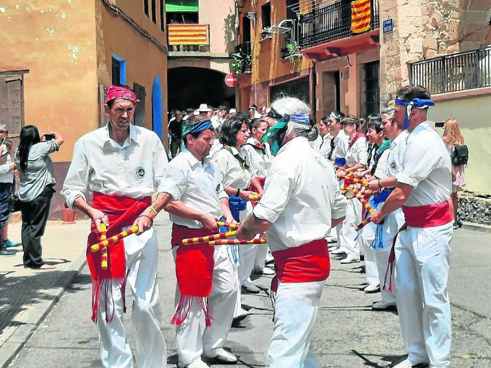 Calles de Benabarre durante el tradicional festejo Ball dels Palitrocs en la Pastorada.