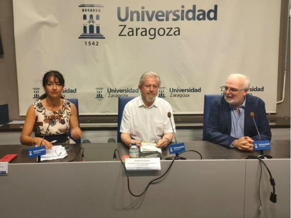 Francho Nagore flanqueado por Nuria Mignone y José Ignacio López Susín.