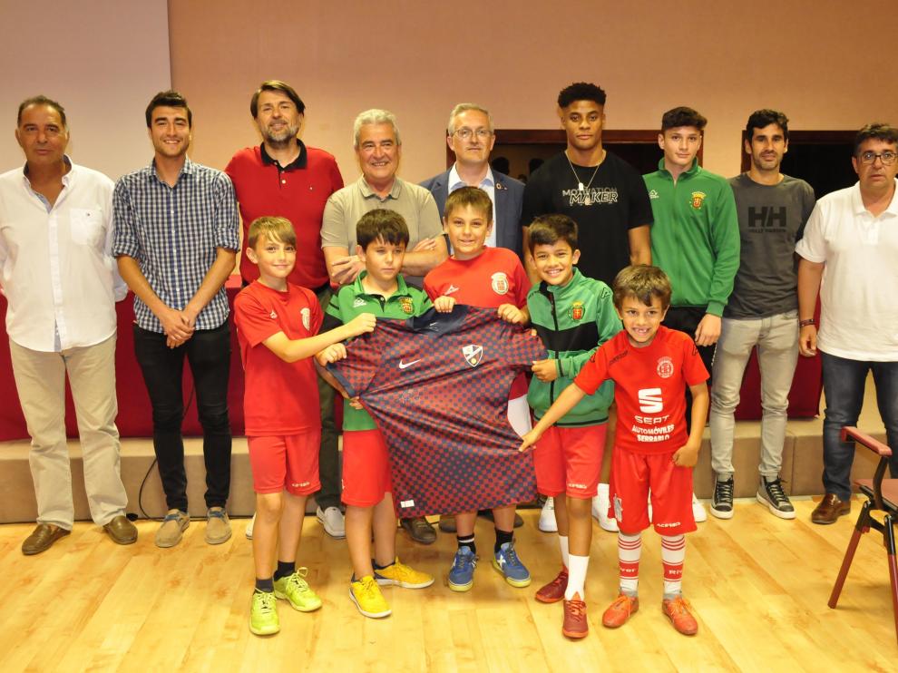 Foto de familia en la presentación del convenio rubricado este jueves en Jaca.