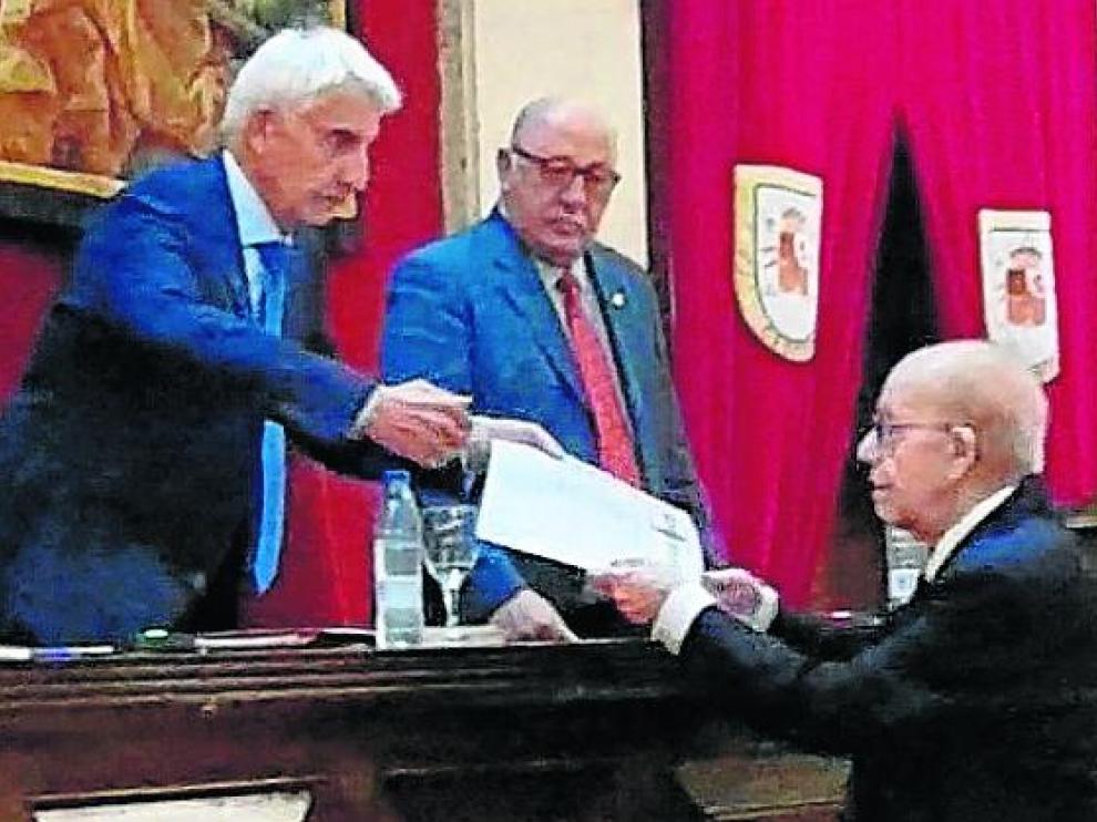 El coronel de Infantería retirado Félix Generelo Gil, recoge su distinción en un acto en Madrid.