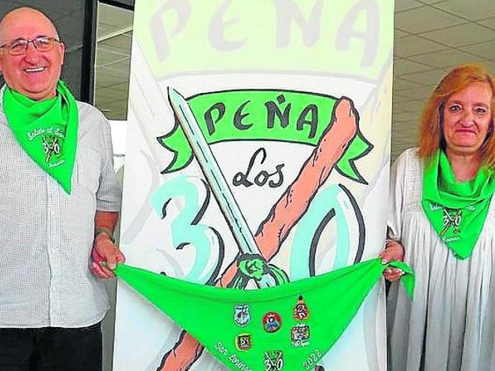 Antonio Périz y Carmen Sáez posan con la pañoleta y un cartel de la Peña “Los 30”.