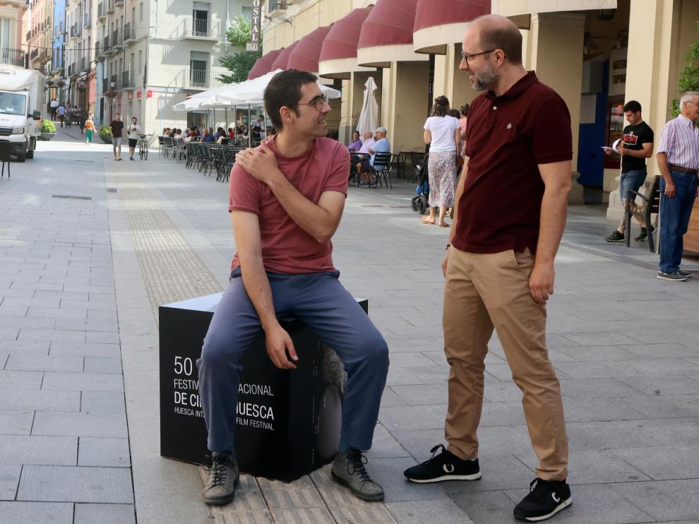 Martín Gutiérrez y Rubén Moreno conversando en los Porches de Galicia.