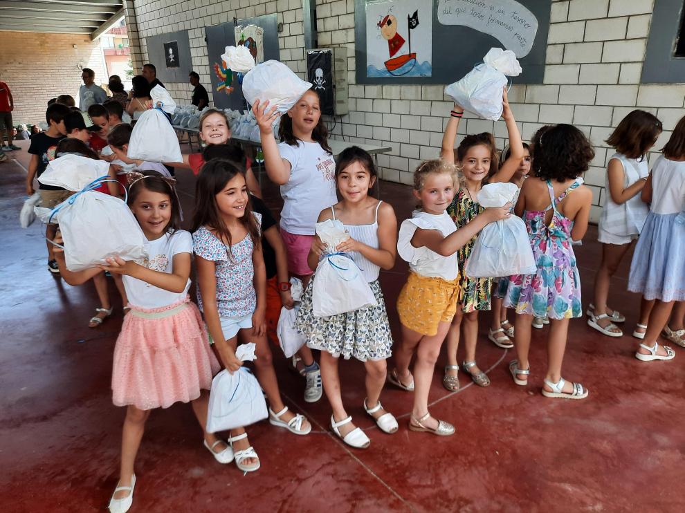 Alumnos del colegio con su “Papelón”.