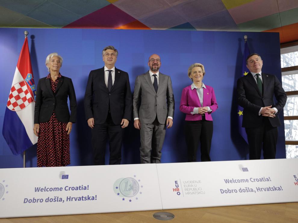 El primer ministro de Croacia junto a diversos representantes de la Comisión Europea y del Banco Central Europeo.
