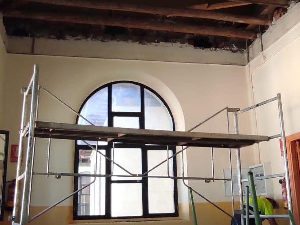 Primeros trabajos de saneamiento del falso techo interior del Colegio Joaquín Costa de Graus.