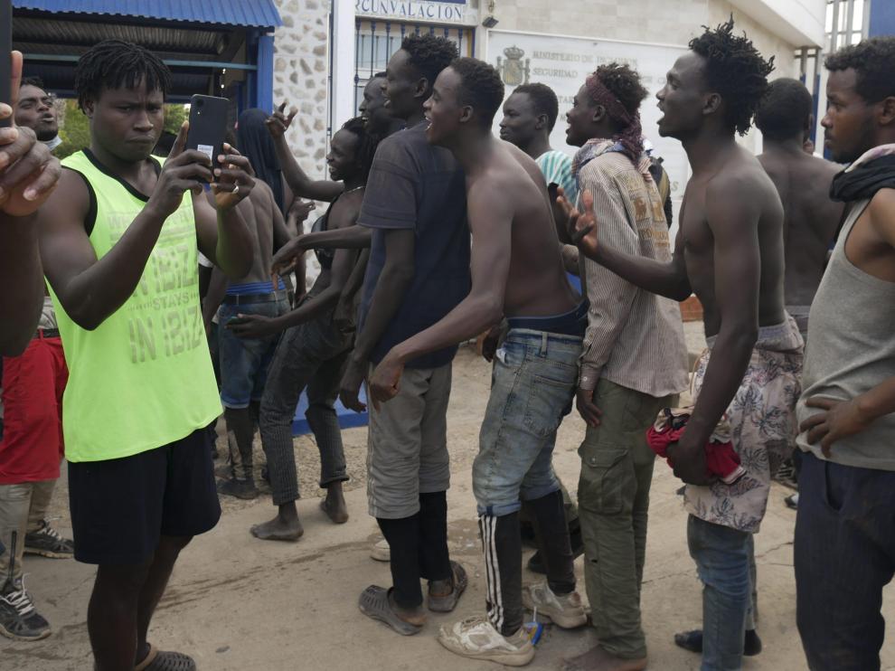 Varias decenas de inmigrantes han entrado este viernes en Melilla tras romper la puerta de acceso al paso fronterizo de Barrio Chino.
