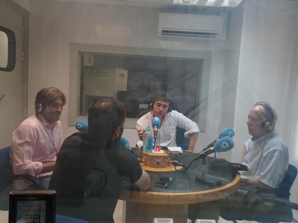 Josete, Gracia, de espaldas, Barrantes y Larraz, durante la entrevista del jueves.