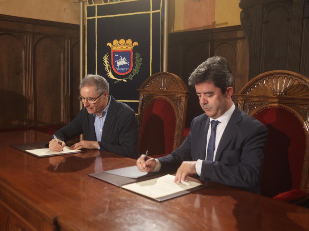 Carmelo Bosque, presidente de la Asociación Provincial de Hostelería y Turismo de Huesca, y Luis Felipe, alcalde de Huesca, en el momento de la firma.