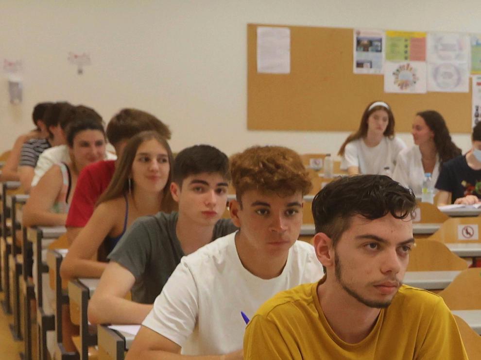 Alumnado durante los exámenes de la tarde en la Escuela Polítécnica de Huesca.
