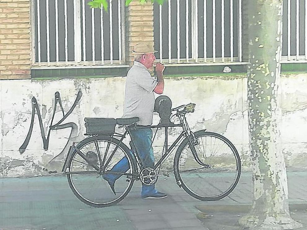 Este afilador extremeño ha vuelto a recorrer las calles de Huesca tras dos años sin poder venir a causa de la pandemia.