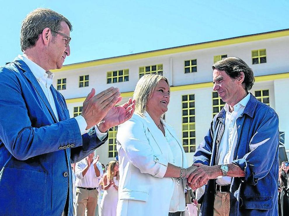 El presidente del PP, Alberto Núñez Feijóo, Marimar Blanco y el expresidente José María Aznar, ayer en Ermua.