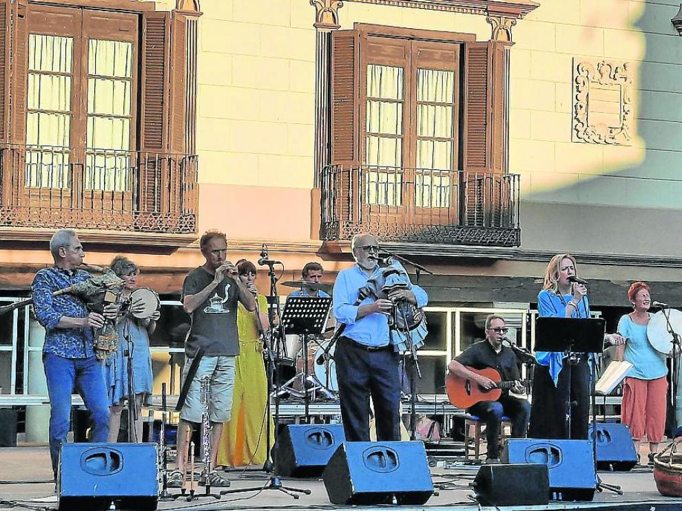Olga y los Ministriles invitaron al escenario a músicos de otros grupos aragoneses de folk.