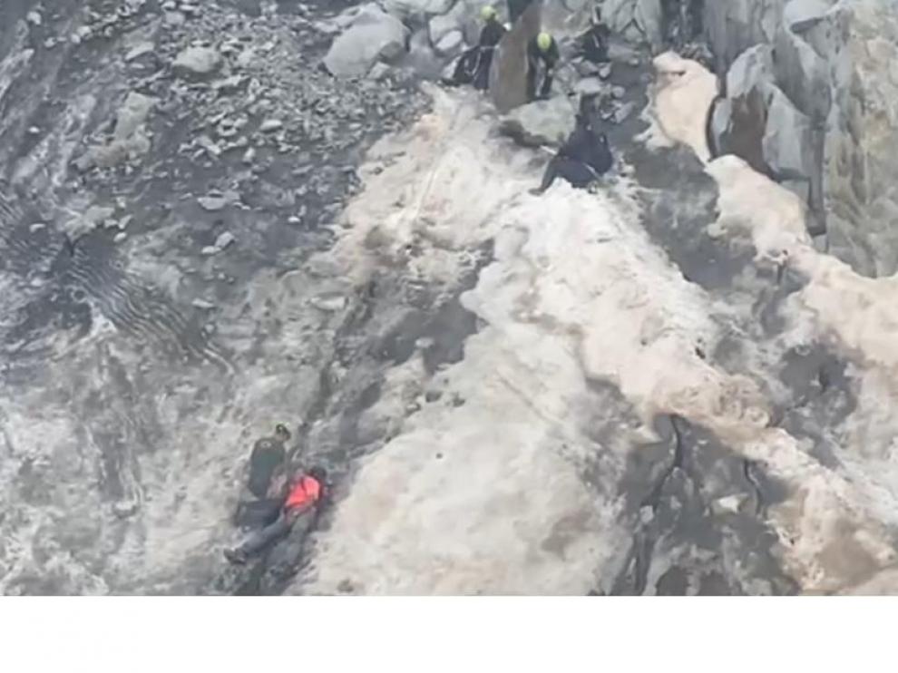 Rescate del accidentado en el glaciar del Aneto, este martes.