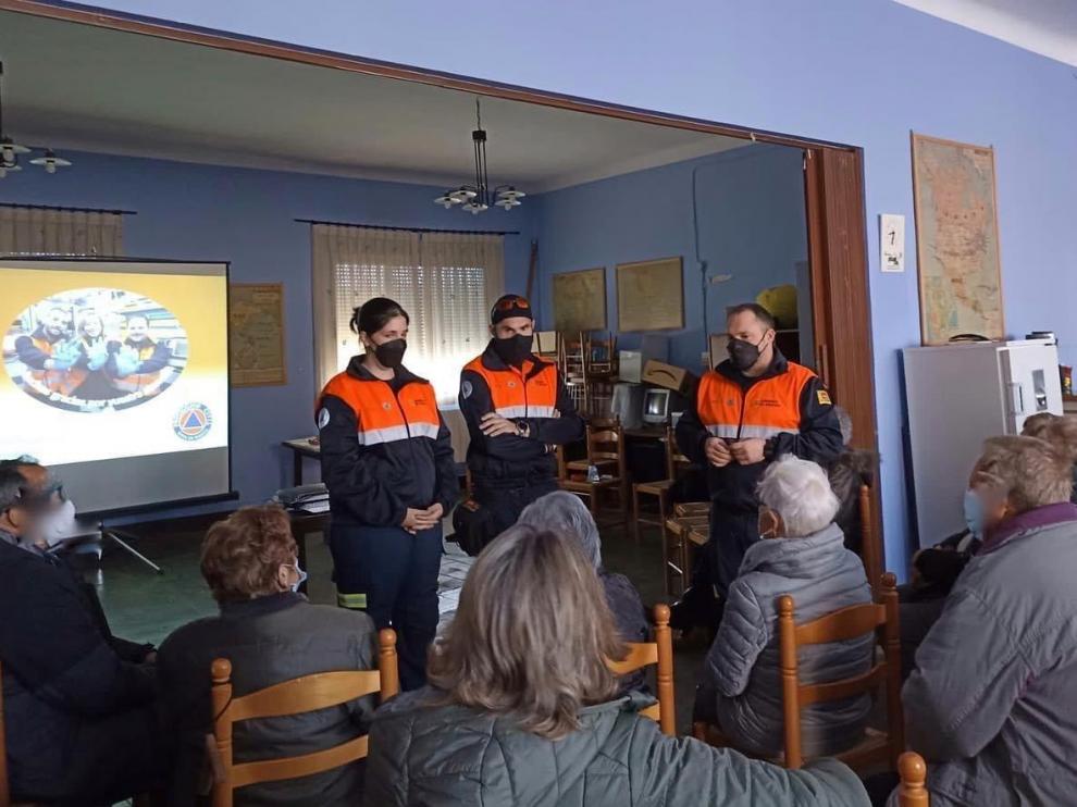 Imagen de archivo durante una charla impartida por miembros de Protección Civil de La Hoya de Huesca a personas mayores.