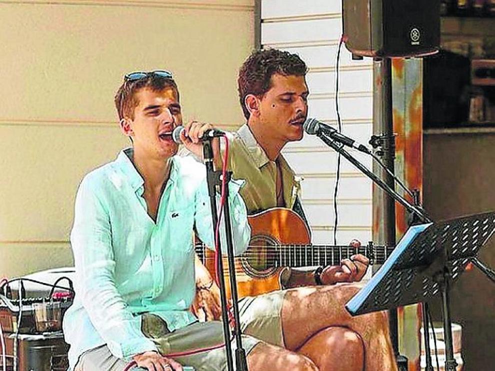 Víctor Caplés y Javi Queralt actuarán el próximo 29 de julio en la terraza del bar de las piscinas.