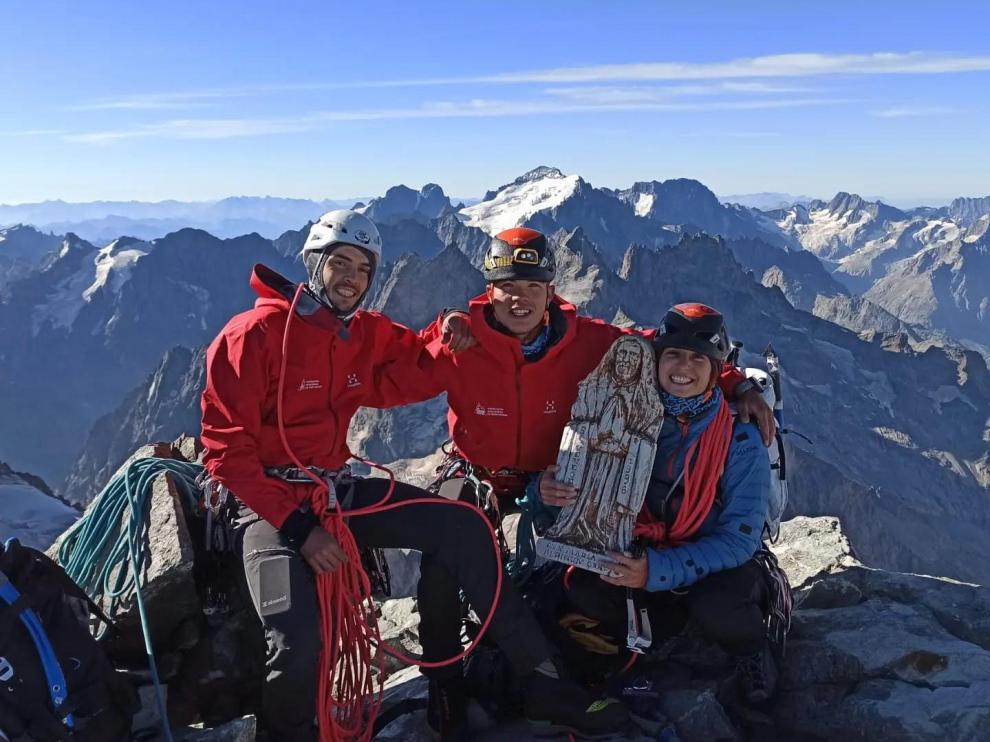 Componentes del GTAA en la cima de La Meije.