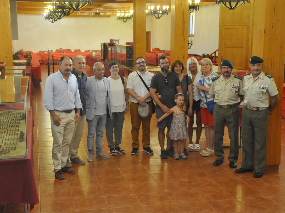 Foto de familia de los representantes de la Ciudadela y el Regimiento Galicia 64, junto a los donantes, en la inauguración.