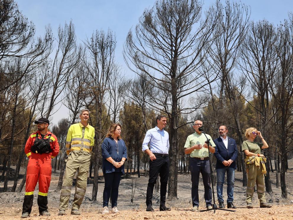 El presidente del Gobierno, Pedro Sánchez, acompañado, entre otros, por Javier Lambán, visitó este miércoles la zona afectada por el fuego iniciado el lunes en Ateca.