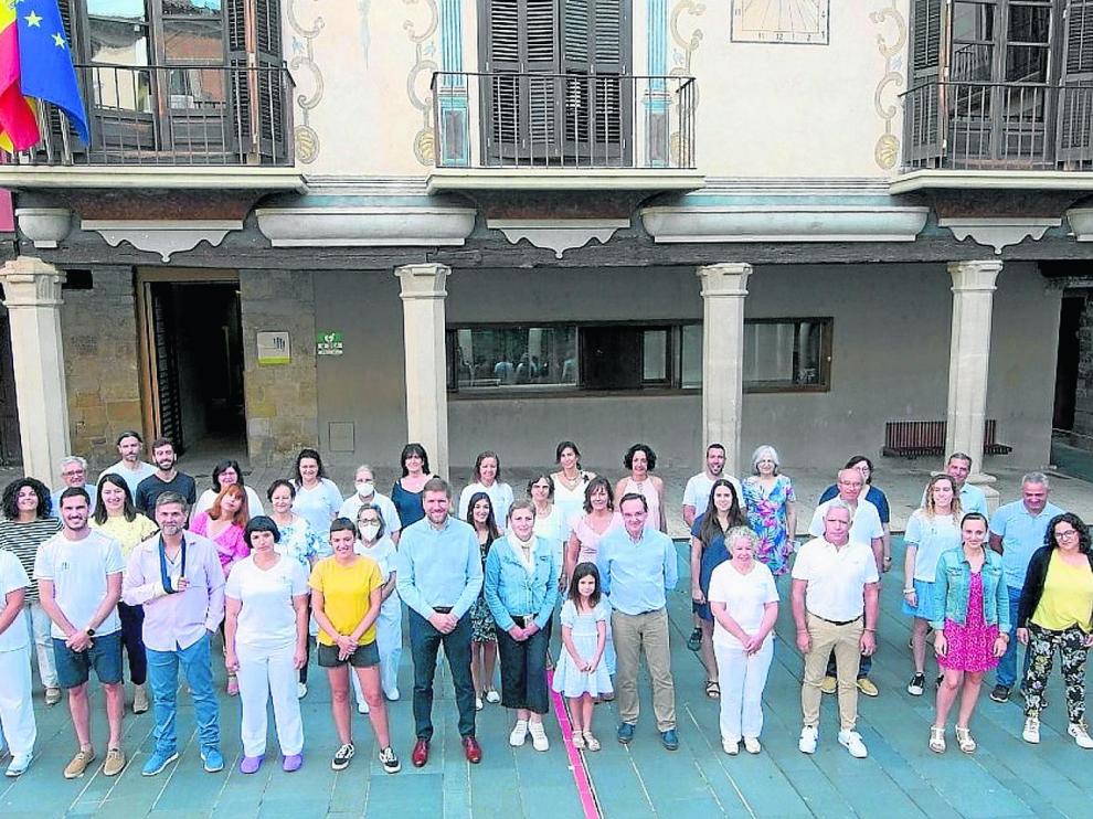Consejeros y personal de la Comarca ribagorzana delante de Casa Heredia, sede comarcal en Graus.