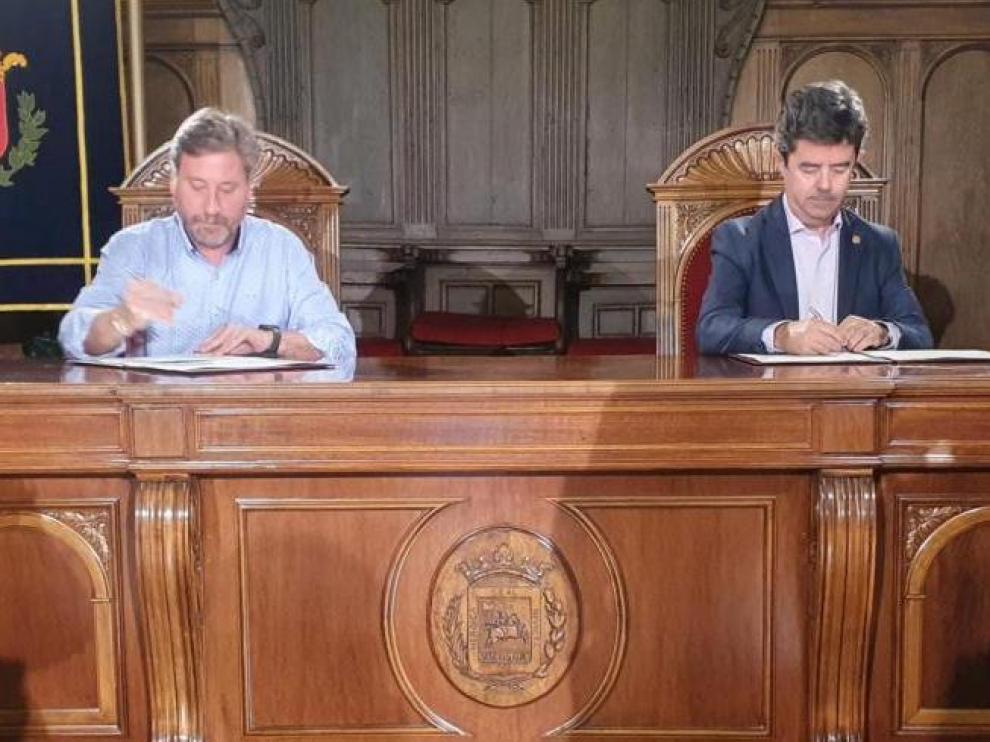 De izq. a drcha. el consejero de Vivienda del Gobierno de Aragón, José Luis Soro, y el alcalde de Huesca, Luis Felipe.