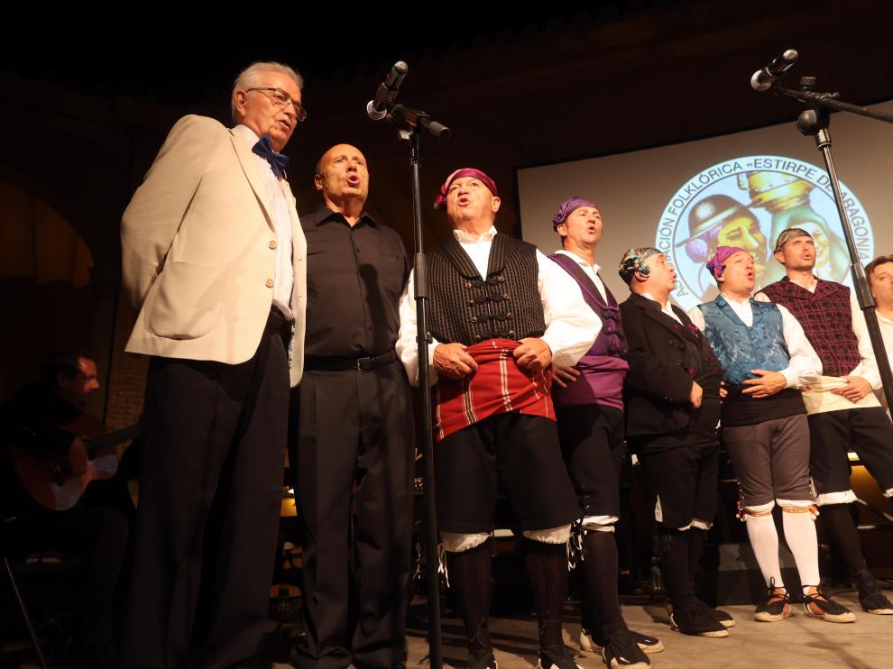 Jorge Martín cantó junto a joteros de distintas agrupaciones que se sumaron al homenaje.