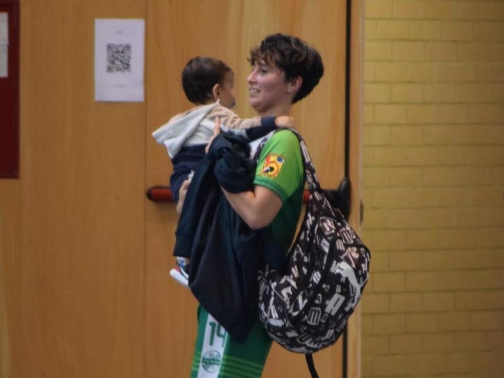 Laura González, momentos antes de jugar con su pequeño en brazos.
