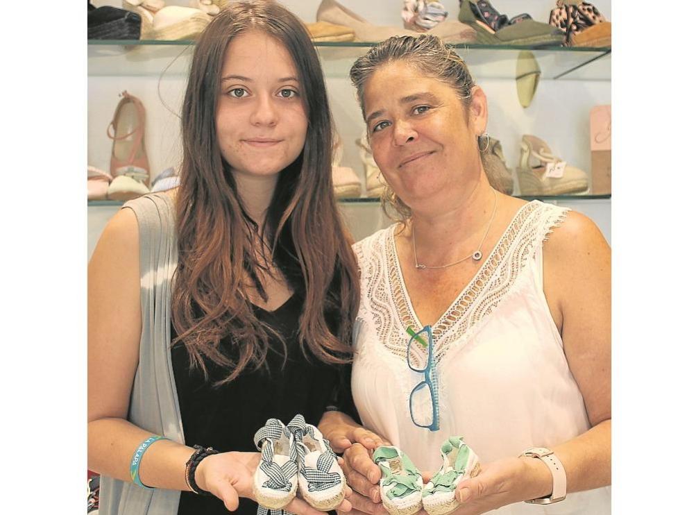Silvia Tosar y Mila Mateos, de De Par en Par, muestran las alpargatas especiales para San Lorenzo.
