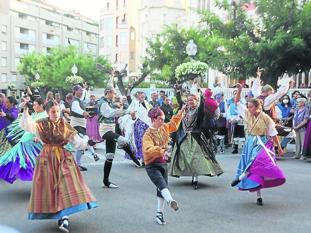 Un momento de la actuación de Estirpe de Aragonia en la plaza de Navarra, la tarde de este sábado.