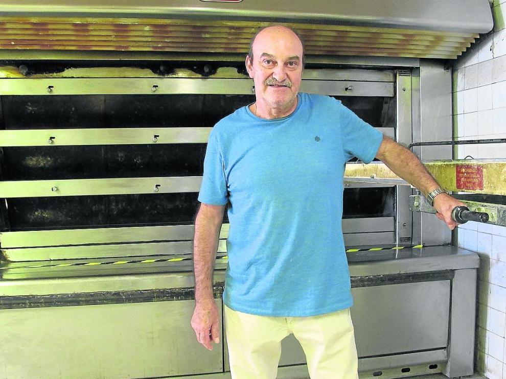 Pedro Palomar frente al horno de piedra refractaria en el que cuece el pan que ahí fabrican.