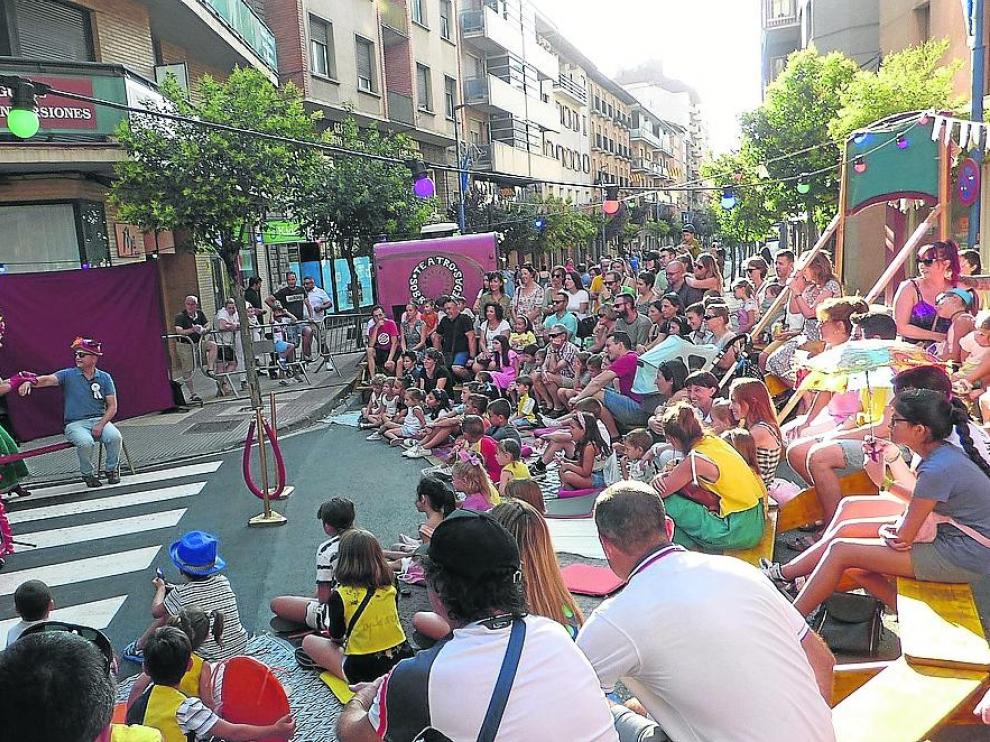 Teatro sobre ruedas con la compañía de Patri Coronas, ayer por la tarde en la calle Serrablo.