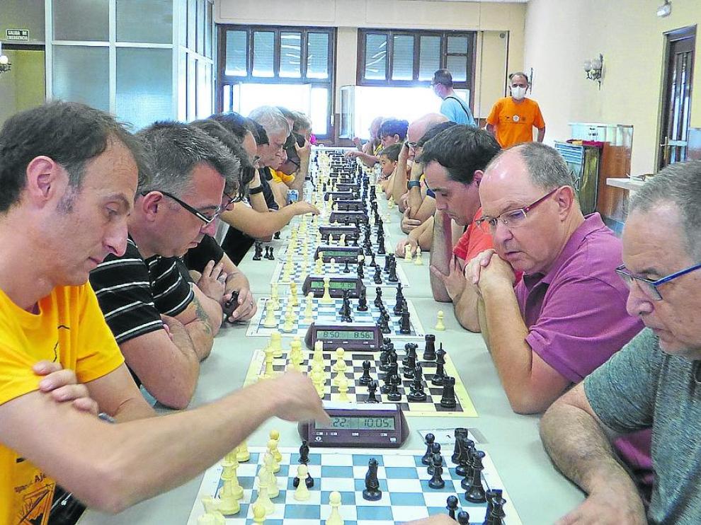 Imagen de la sala de juego, con Roberto Cifuentes, ganador final, con negras en el primer tablero.