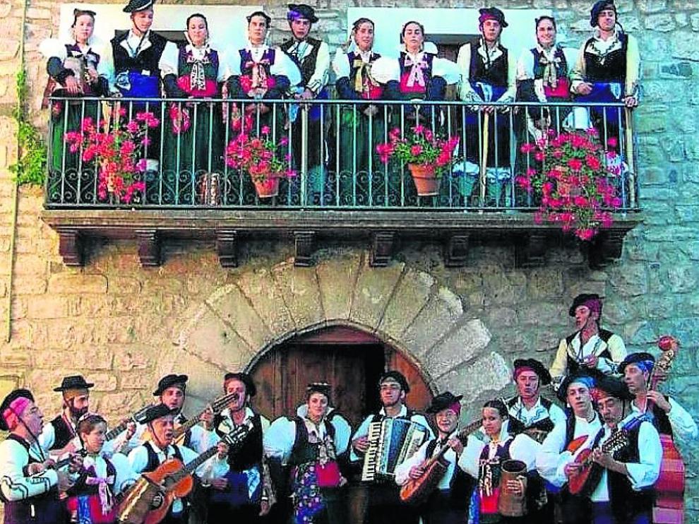 El grupo La Val d’Echo, emblema cultural de la villa, actuará el día 15 en la plaza Conde Xiquena.