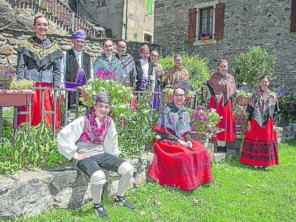 Foto del grupo de sallentinas y sallentinos de las fiestas de este año.