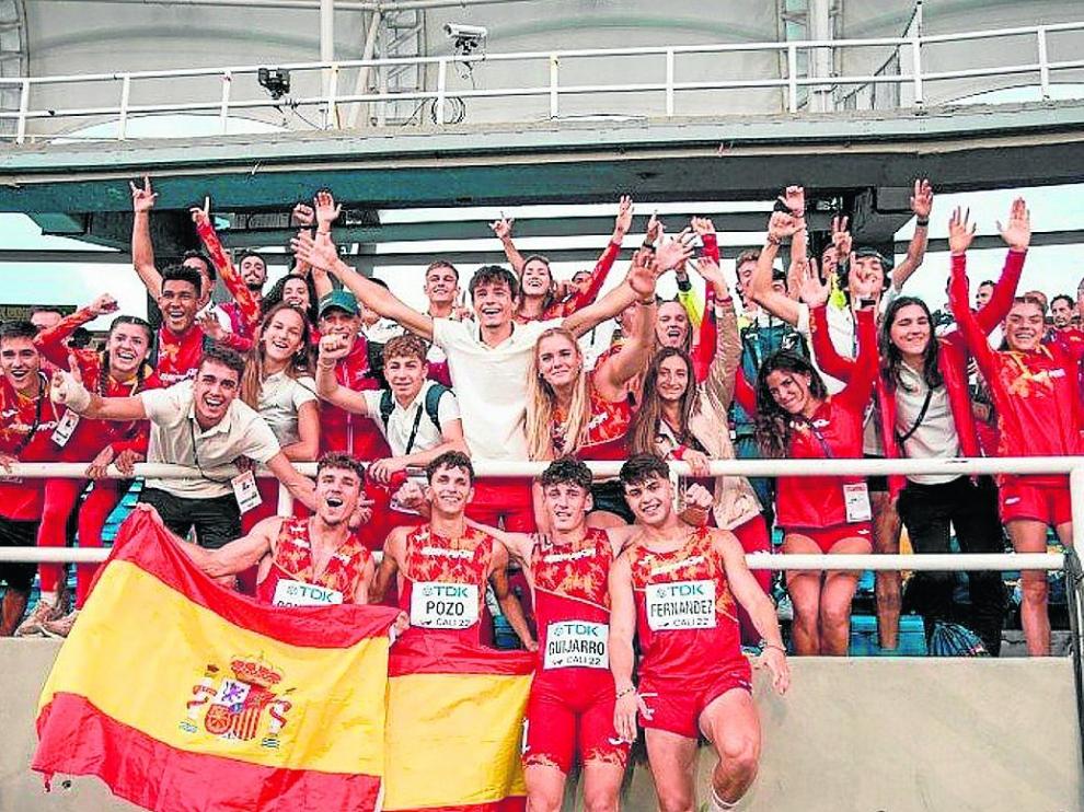 El equipo español en Cali, con Guiu y Rico, juntas tras la valla y a la derecha de los relevistas del 4x400, en primer plano.