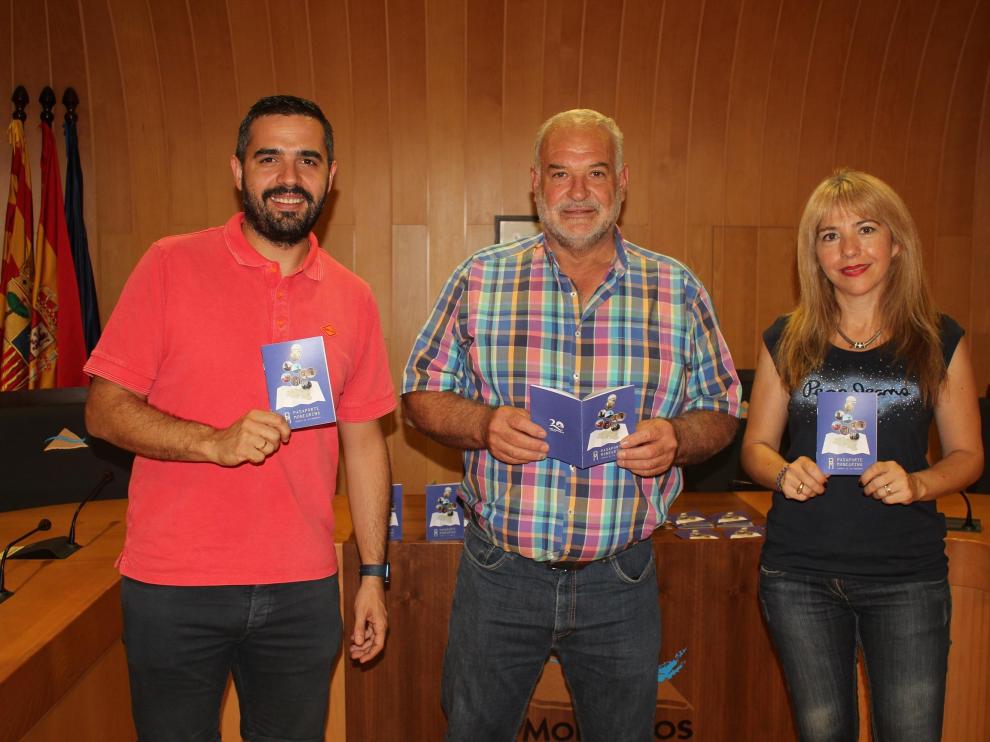 Marcos Vaquer, Armando Sanjuan y Natalia Arazo muestra el pasaporte.
