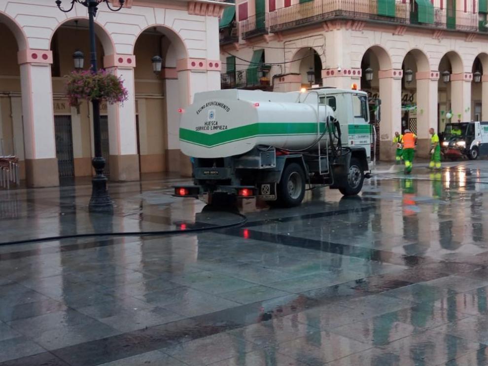 Limpieza viaria en la plaza de López Allué durante las fiestas de San Lorenzo.