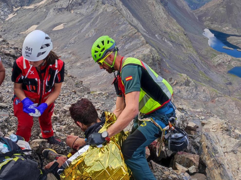 La Guardia Civil auxilia a un montañero.