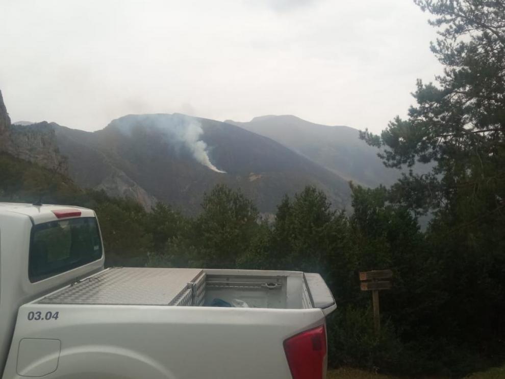 Últimos focos del incendio originado en el macizo de Cotiella hace ya seis días.