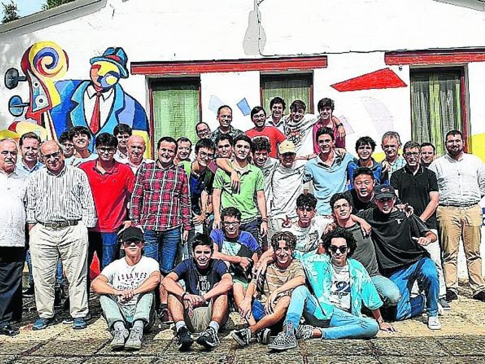 La mayor parte del grupo delante de un mural pintado este año por Pau Morales.