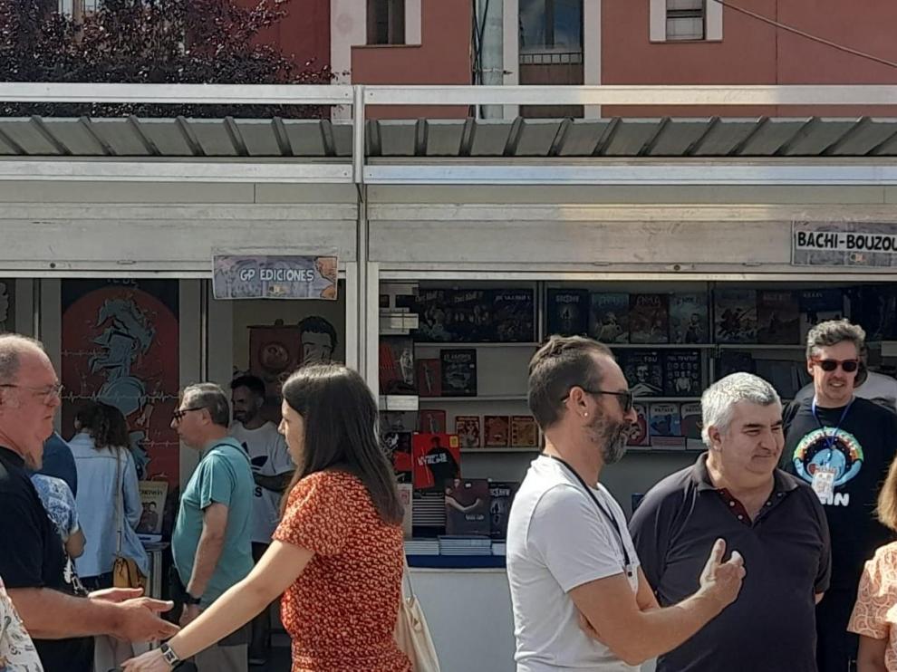 El público se paseó durante toda la jornada por los puestos de la plaza Biscós de Jaca.