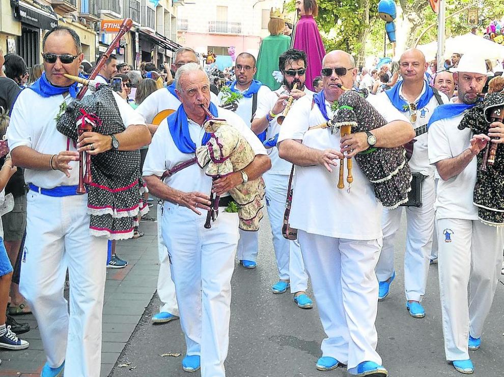 Pasacalles a cargo de los músicos que animan a los vecinos de Barbastro en sus días de fiestas patronales.