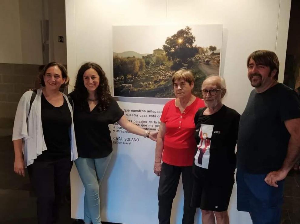 La autora, junto a la alcaldesa de Barcelona, Aida Colau y su familia.