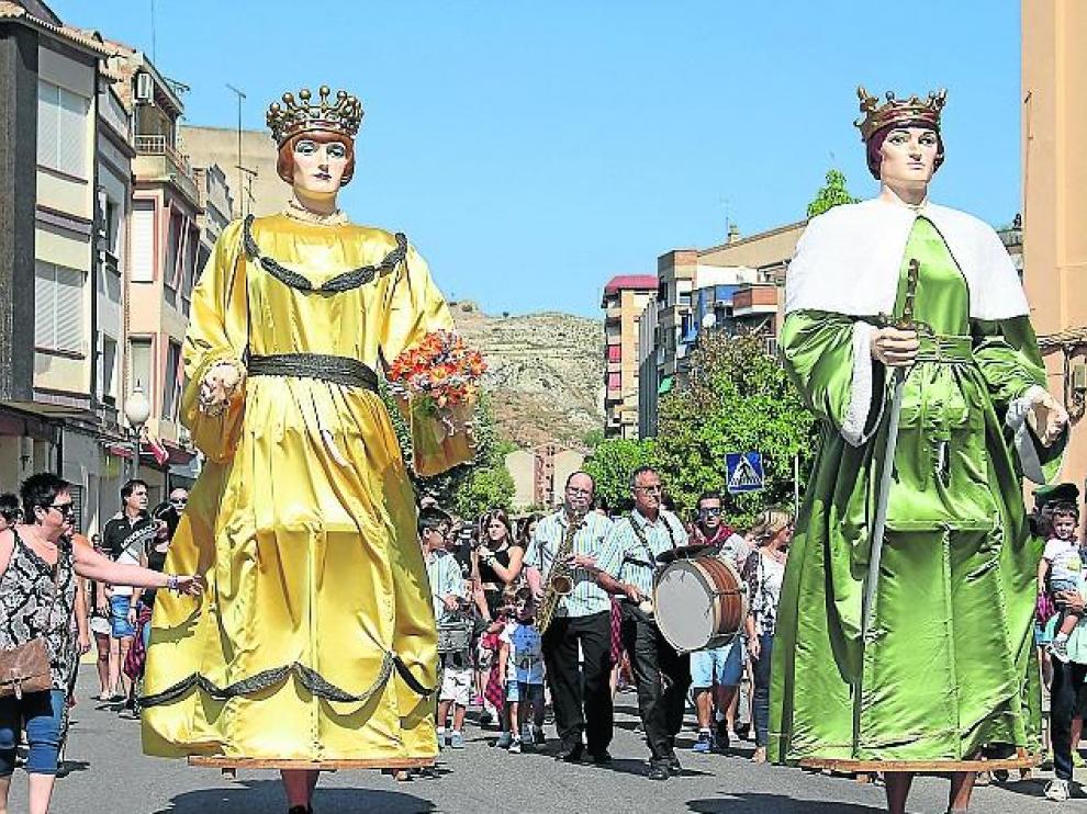 La comparsa de gigantes en su desfile durante las fiestas de 2019.