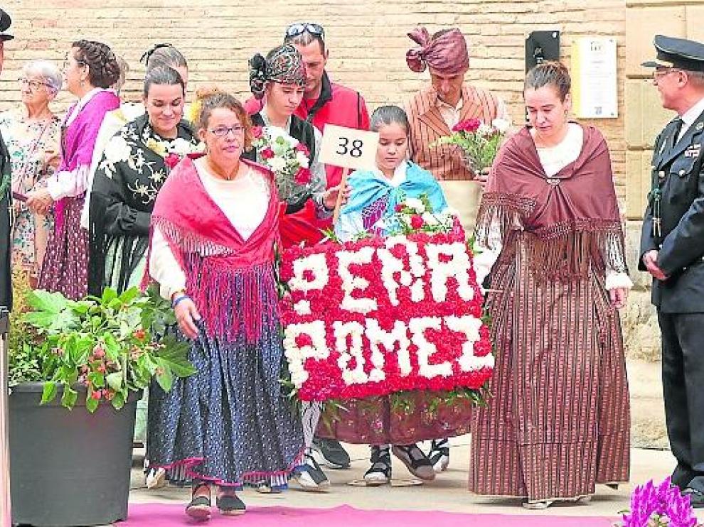 Un instante de la ofrenda de flores y frutos, ayer, en Barbastro.